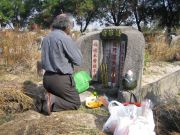 VS Nguyễn Ngọc Nội làm lễ tại mộ Sư tổ mẫu (mộ cũ)